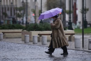 Σε εξέλιξη το ψυχρό μέτωπο που σαρώνει τη χώρα - Πού θα σημειωθούν καταιγίδες και χιονοπτώσεις [χάρτες] - εικόνα 4