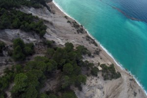 Λευκάδα: Τα τεράστια κύματα "κατάπιαν" έναν άτυχο τουρίστα από τη Ρουμανία- Οι ναυαγοσώστες είχαν προειδοποιήσει