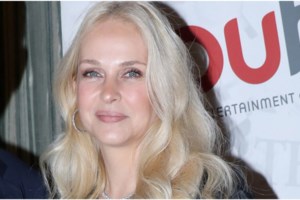 Μαρί Κωνσταντάτου: Με total pink στο θέατρο - Το girly look της 51χρονης με ροζ πουλόβερ, παλτό και μπότες - εικόνα 5