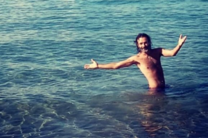 Θανάσης Ευθυμιάδης: Περπάτησε σε σπασμένα γυαλιά με γυμνά πόδια [Βίντεο] - εικόνα 2