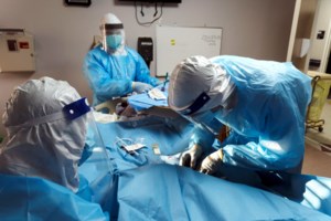 Νίκος Χαρδαλιάς: Καταπονημένος και με βραχνή φωνή στην ενημέρωση για τον κορονοϊό [Βίντεο]