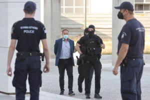 Δίκη Λιγνάδη: "Ντροπή - Αφήνετε ελεύθερο έναν βιαστή παιδιών" φώναζε το πλήθος στο άκουσμα της αναστολής μέχρι το Εφετείο - εικόνα 3