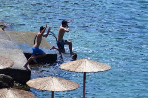 Καύσωνας: "Καμίνι" η χώρα με 40άρια και ανέμους – Στο ''κόκκινο'' ο υδράργυρος μέχρι και την Τετάρτη - εικόνα 2