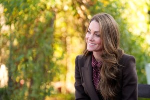 Κομψή σε μεσημεριανό γεύμα η εγκυμονούσα πριγκίπισσα Βεατρίκη: Το μίνι φλοράλ shirt dress με τα φουσκωτά μανίκια - εικόνα 2