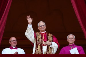 Συγκινημένος ο πάπας Λέων στο πρώτο μήνυμα από τη βασιλική του Αγίου Πέτρου: "Ειρήνη στον κόσμο, το κακό δεν θα υπερισχύσει"