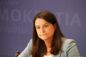 Νίκη Κεραμέως: Οι πολιτικοί είναι κανονικότατοι άνθρωποι - Το Σαββατοκύριακο έκανα ποδήλατο με τον γιο μου [βίντεο]