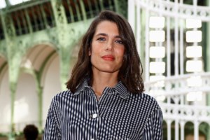 Αλεξάνδρα Σταθοκωστοπούλου: Το απίθανο ροζ tweed σετ από τον οίκο Chanel με μπούστο και cropped σακάκι - εικόνα 8