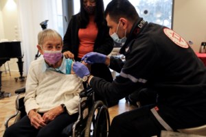 Κορονοϊός: Έφτασαν στην Ελλάδα τα επικαιροποιημένα εμβόλια - Έκτακτη ενημέρωση τη Δευτέρα - εικόνα 2