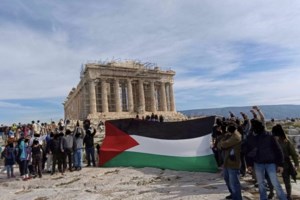 Μέλη του Ρουβίκωνα στον περίβολο της Βουλής - Άνοιξαν πανό για τα Τέμπη [βίντεο]