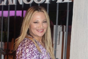 Νάνσυ Ζαμπέτογλου: Χωρίς μακιγιάζ απολαμβάνει τις διακοπές της με τον σύζυγό της, Νάσο Γαλακτερό [εικόνες]