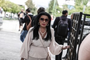 Ζωζώ Σαπουντζάκη: Παραμένει στο νοσοκομείο - Κλινήρης και ο σύντροφός της, δεν μπορεί να την επισκεφτεί