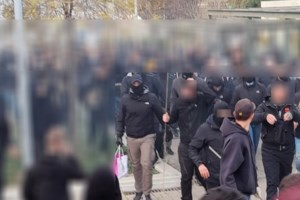 Επεισόδια στη Νέα Σμύρνη: Καρέ καρέ η άγρια επίθεση των κουκουλοφόρων με μολότοφ στους αστυνομικούς [βίντεο]