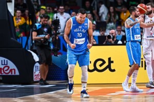 Γαλανόλευκη "εισβολή" στη Λετονία: Βρήκαν εισιτήρια, μπήκαν στα αεροπλάνα και άρχισαν τα συνθήματα [βίντεο]