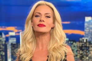 Μαρία Ναυπλιώτου: Βραδινή έξοδος με luxury deux pieces και άνετα και μοδάτα clogs - εικόνα 4