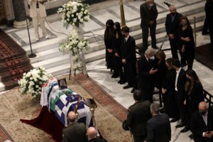 Κηδεία Φώφης Γεννηματά: Χειροκροτούμενη η Ντόρα Μπακογιάννη με μπαστούνι - Μαζί της ο Κώστας και η Αλεξία - εικόνα 2