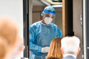 Κορονοϊός - Βατόπουλος: Μέτρα αλά Γαλλία με απαγόρευση κυκλοφορίας αν χειροτερέψει η κατάσταση - εικόνα 2