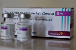 Ο Μόσιαλος απαντά στους αρνητές: Τα παραδείγματα με τις συνέπειες των ασθενειών και τις σπάνες παρενέργειες εμβολίων