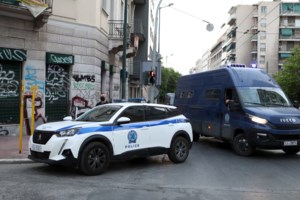 Αδιανόητο: Άνδρας σκαρφάλωσε στον Παρθενώνα και κρέμασε σημαίες - Στο σημείο διαπραγματευτής [βίντεο] - εικόνα 2