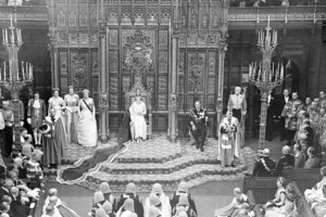 Πορτοκαλί σαλόνι, πάρα πολλά διακοσμητικά και βιβλία παντού: Δείτε πού ζει η πριγκίπισσα Άννα - εικόνα 14