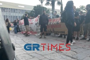 Viral η στιγμή που φοιτητής κοιτά κατάματα άντρα των ΜΑΤ και φωνάζει συνθήματα- Για την πανεπιστημιακή αστυνομία [Βίντεο]