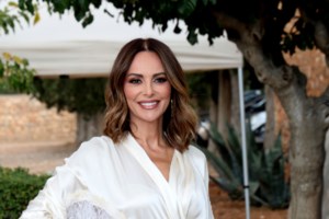 Κωνσταντίνα Σπυροπούλου: Το λευκό blazer dress που συνδύασε με micro τσάντα Hermès σε βραδινή έξοδο - εικόνα 3