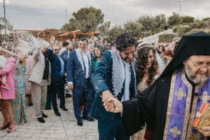 Η Κατερίνα Καινούργιου στη μοντέρνα κουζίνα του νέου της σπιτιού - Κυριαρχεί το μπεζ και το λευκό