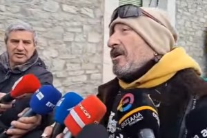 Λάρισα: Δίπλα στον Κασιδιάρη, ναζιστικοί χαιρετισμοί, ξυλοδαρμοί- Αυτό είναι το προφίλ του 60χρονου Χρυσαυγίτη μακελάρη - εικόνα 2