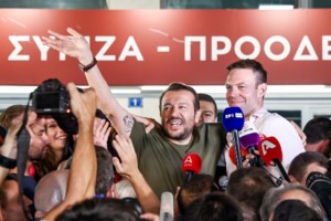 Ο Στέφανος Κασσελάκης στο κουρείο στην Ερμού - Χαμόγελα και θερμοί χαιρετισμοί με το προσωπικό [εικόνες] - εικόνα 9