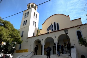 Η πρώτη αντίδραση της συζύγου και της κουνιάδας του ιερέα πατέρα 3 παιδιών που κατηγορείται για βιασμό ανήλικης - εικόνα 2