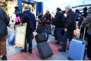 Ομαλά εξελίσσεται η έξοδος των εκδρομέων του Πάσχα - Γεμάτα φεύγουν τα πλοία από τα λιμάνια της Αττικής