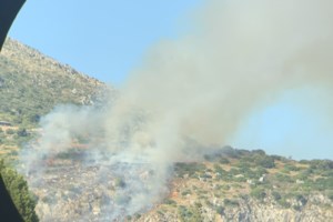 Φωτιά στο Πέραμα - Επιχειρούν 18 πυροσβέστες με 6 οχήματα