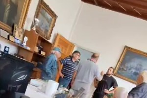 Συναγερμός στον Βόλο: Μεγάλη φωτιά σε αποθήκη, δίπλα σε πρατήριο βενζίνης - εικόνα 2