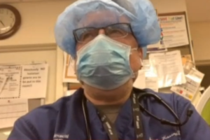 Δήμαρχος Νέας Υόρκης για κορονοϊό: Να καλύπτετε το πρόσωπό σας όταν βγαίνετε από το σπίτι