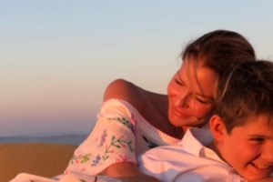 Ελένη Φουρέιρα: Τα παιχνίδια στην πισίνα με τον πέντε μηνών γιο της - Το μακρυμάνικο μαγιό για απόλυτη προστασία - εικόνα 5