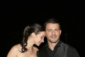 Γιώργος Αγγελόπουλος: Με την εγκυμονούσα σύζυγό του Δήμητρα Βαμβακούση στο 40ήμερο μνημόσυνο της μητέρας του - εικόνα 2