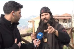 Ροντέο στην Άρτα με τον "παπά-χούλιγκαν": Επιτέθηκε μέσα στο δικαστήριο κατά της συζύγου του και των αστυνομικών - εικόνα 2