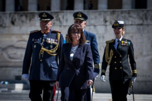 Τα παραλειπόμενα της ορκωμοσίας: Το σαρδάμ του Νικήτα, αντισηπτικά και χωρίς χειραψίες - εικόνα 3