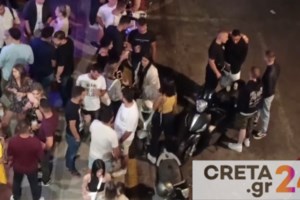 Χανιά: Έπαιξαν μπουνιές σε κεντρική διασταύρωση - Μια γυναίκα και ένας ιερέας προσπαθούν μάταια να τους ηρεμήσουν  [βίντεο] - εικόνα 2