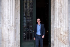 Ορκίζεται δήμαρχος Αθηναίων ο Χάρης Δούκας - Χωρίς τον Κασιδιάρη η ορκωμοσία του νέου δημοτικού συμβουλίου