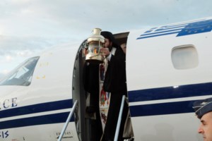 Άγιο Φως: Ξεκίνησε το ταξιδι του από τα Ιεροσόλυμα- Στις 18.00 φθάνει στην Ελλάδα [βίντεο]