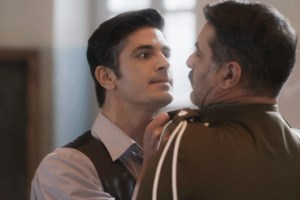 Άγριες Μέλισσες: Ο Βόσκαρης εισβάλλει στο σπίτι της Ελένης για να την βιάσει - εικόνα 5