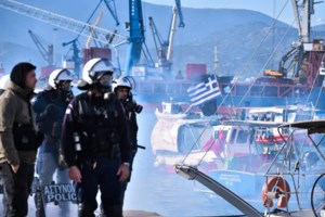 Ένταση και χημικά στο Ρίο  Αντίρριο, μετά το μπλόκο της ΕΛΑΣ στους αγρότες για να μην πλησιάσουν τη γέφυρα - εικόνα 3