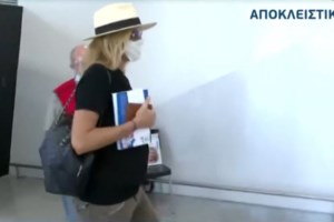 Η εγκυμονούσα Τζένη Μπαλατσινού πήγε τον γιο της στον αγιασμό του σχολείου - εικόνα 3