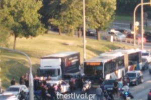 Θεσσαλονίκη: Έσπασε αγωγός ύδρευσης και πλημμύρισε η Ερμού - Ποτάμι ο δρόμος [Βίντεο]