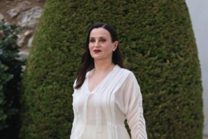 Καρυοφυλλιά Καραμπέτη: Ολοι μας είμαστε θνητοί, έχουμε την ίδια μοίρα, ας κάνουμε τη ζωή μας απλή - εικόνα 2