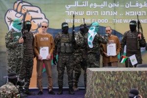 Ισραήλ: Στις αγκαλιές των συγγενών τους οι τρεις όμηροι της Χαμάς - Οργή για την κατάστασή τους - Πράσινο φως Νετανιάχου για τη 2η φάση - εικόνα 3