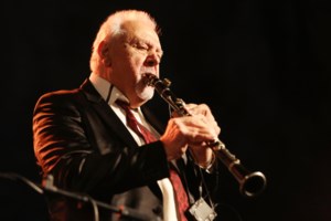 Πετρολούκας Χαλκιάς: Με κλαρίνα το τελευταίο "αντίο" στη Μητρόπολη Αθηνών - "Θα ζει για πάντα στη μνήμη των Ελλήνων" [βίντεο] - εικόνα 12