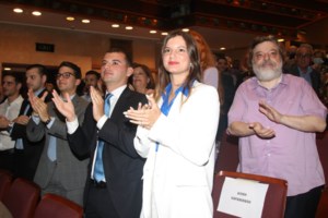 Κυρίες στα λευκά: Η navy Παζαΐτη, η άνετη Κεφαλογιάννη, η total white Μπακογιάννη και η στιλάτη Βόζενμπεργκ - εικόνα 7