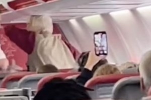 Τρόμος στον αέρα: Κινητήρας αεροπλάνου στο Μεξικό έπιασε φωτιά εν ώρα πτήσης - εικόνα 2