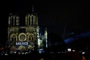 Παρίσι: Μνήμες της φωτιάς στη Νοτρ Νταμ ξυπνά η πυρκαγιά σε δημαρχείο - Κινδυνεύει με κατάρρευση πυργίσκος του 19ου αιώνα